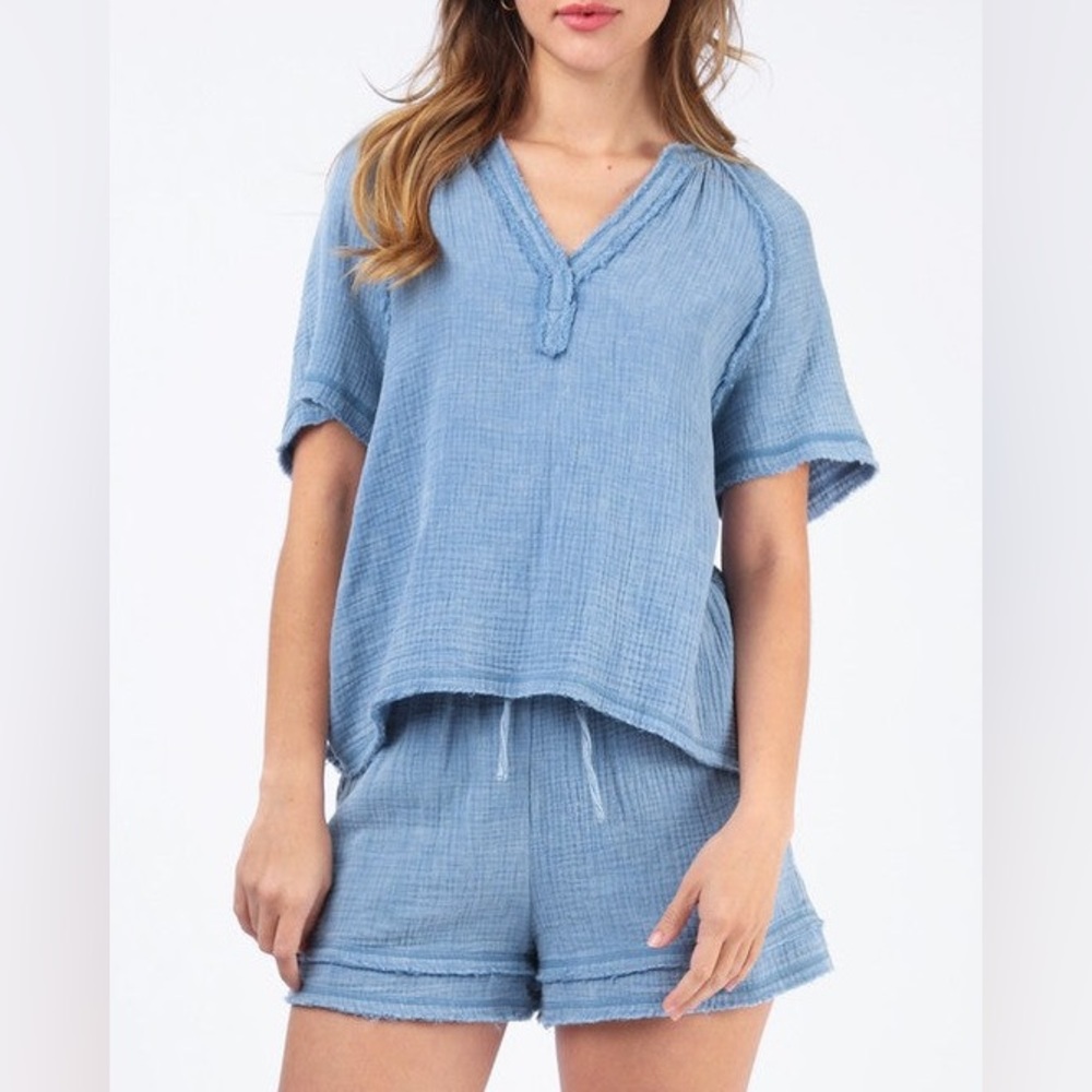 New In Woman’s Blue Washed Cotton Crinkle Gauze Top & Shorts set Size Small